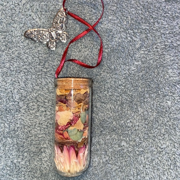 DRIED FLOWER GLASS ORNAMENT WITH BUTTERFLY HANGER. NWOT. - Picture 2 of 3
